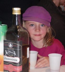 Mais on ne devrait pas laisser boire les enfants !
