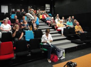 8. C’est grand luxe cette salle de réunion pour l’AG.